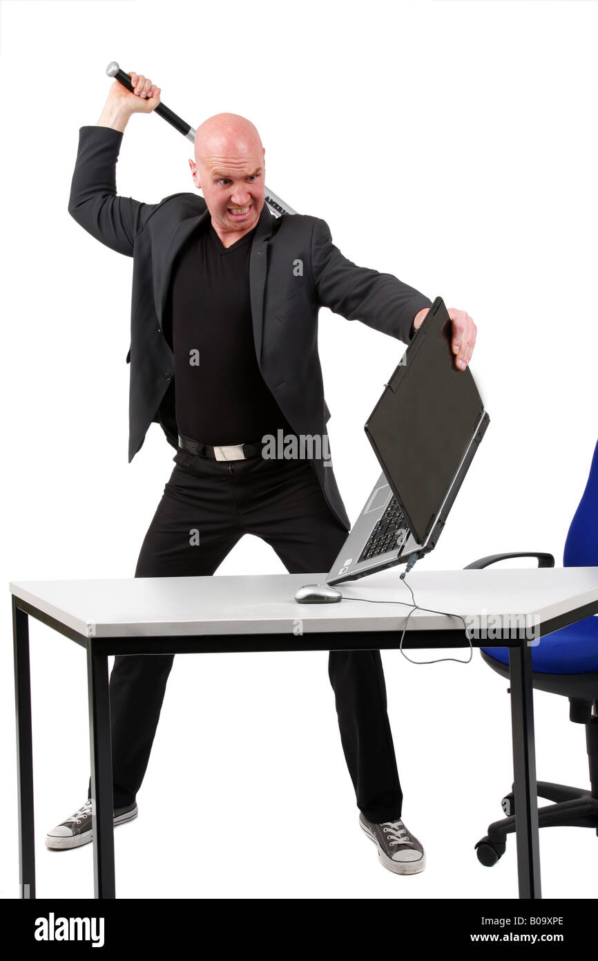 Leitung Glatzkopf mit Baseball-Schläger auf einen laptop Stockfoto