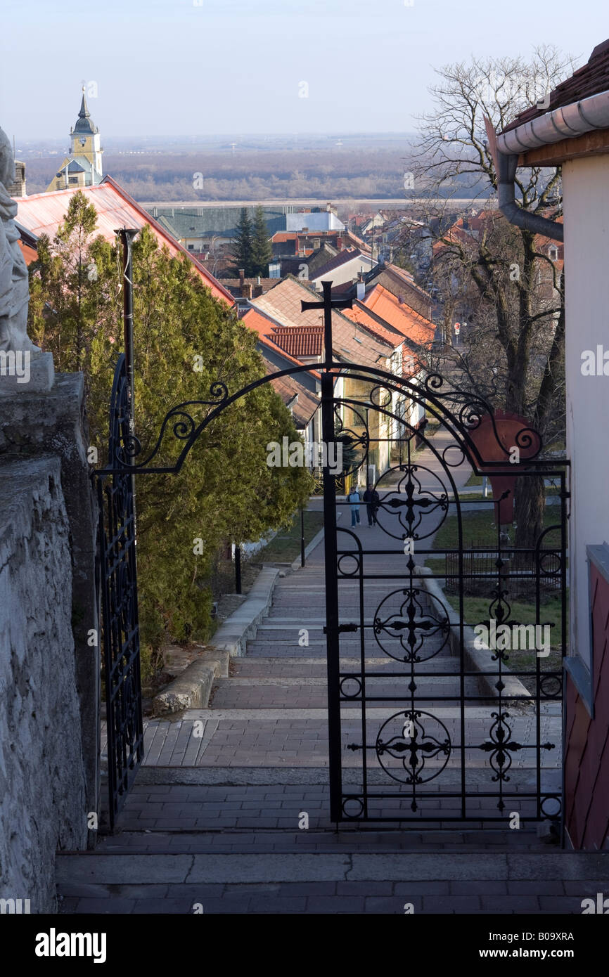 Schmiedeeisernes Tor in einem slowakischen Dorf, Svätý Jur, Slowakei, Osteuropa Stockfoto