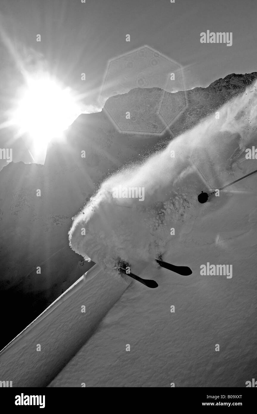 Pulver und Sonne, Skifahrer bei Gegenlicht, Frankreich, Alpen Stockfoto