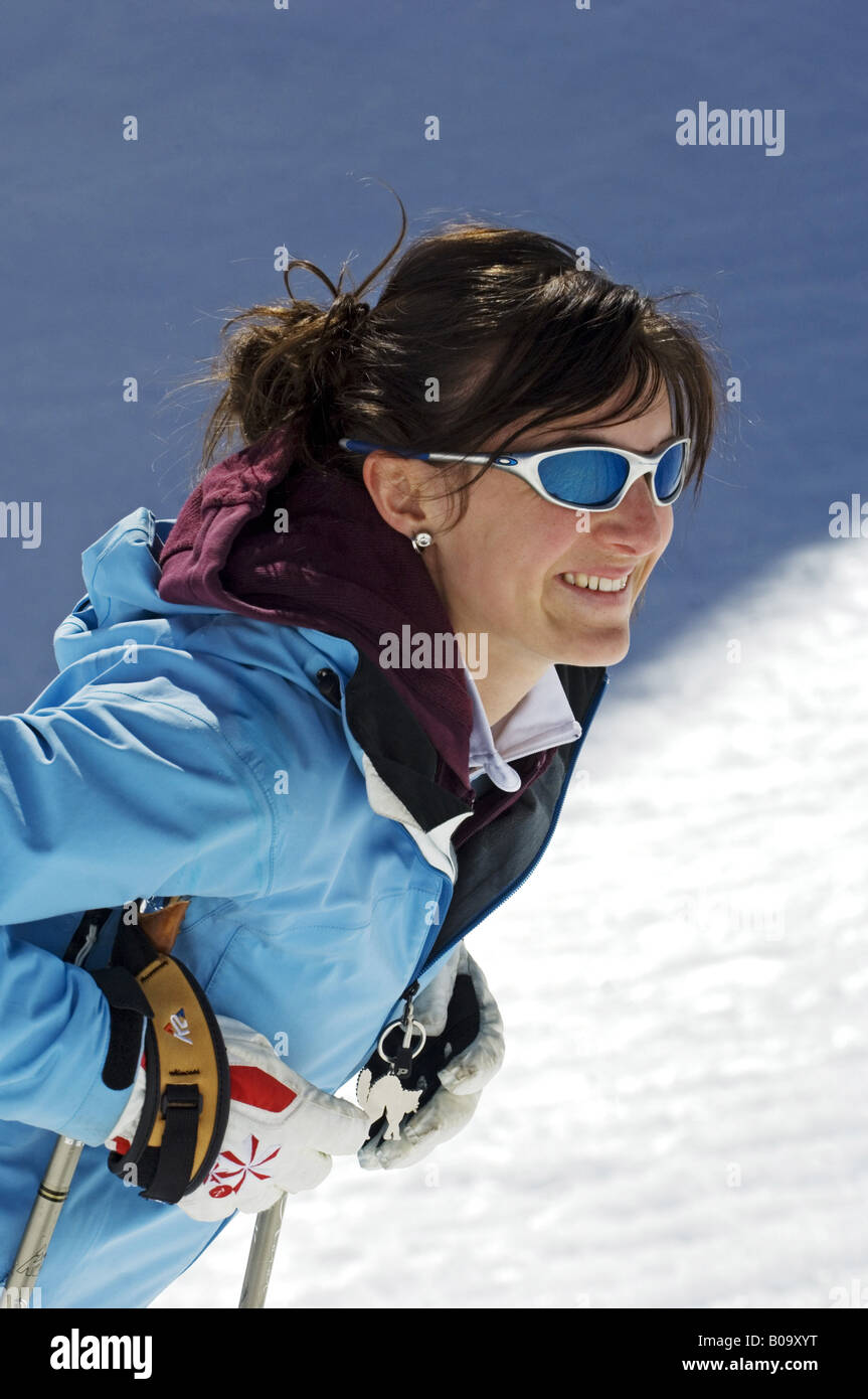 junge Frau mit Brille und Skistöcke, Frankreich, Alpen Sonne Stockfoto