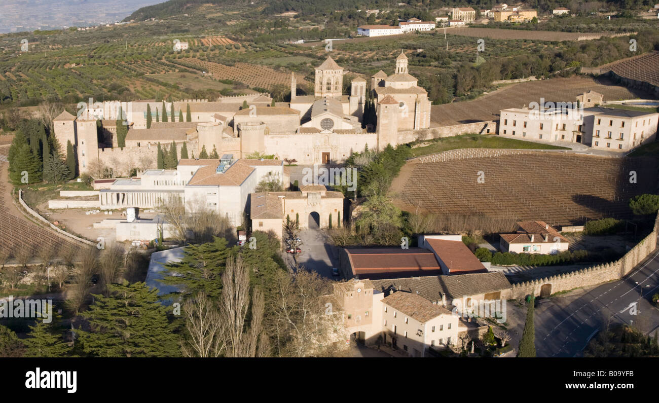 Panorama Luftaufnahme des Klosters Santa Maria de Poblet und umliegenden Felder in Poblet Stockfoto