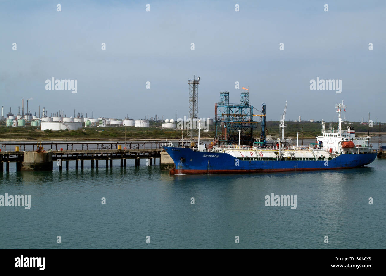 Fawley Marine Terminal Hampshire England LPG-Tanker Snowdon entladen Gas neben Stockfoto