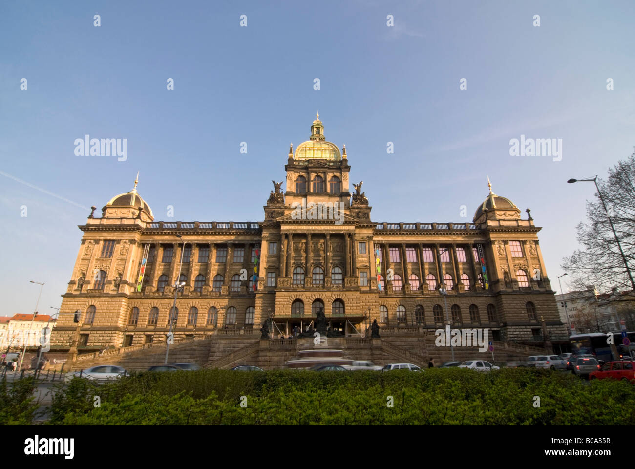 Horizontalen Weitwinkel von strengen Neo-Renaissance-Fassade des Nationalmuseums "Národní Muzeum" gegen ein strahlend blauer Himmel. Stockfoto