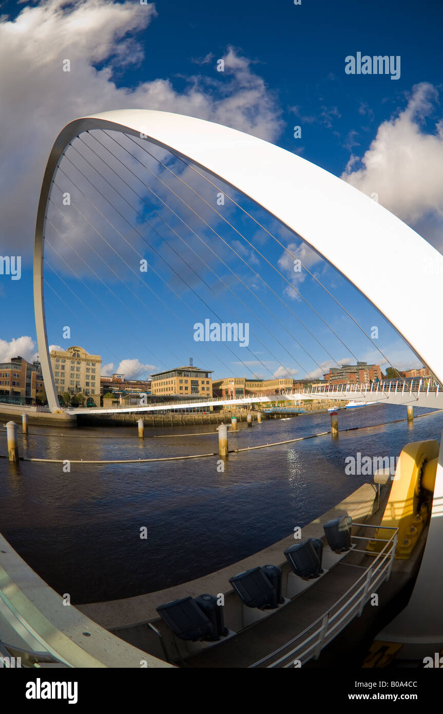 Gateshead Millennium Bridge (auch als Blinking Eye Bridge oder Winking Eye Bridge bezeichnet) am Fluss Tyne. Stockfoto