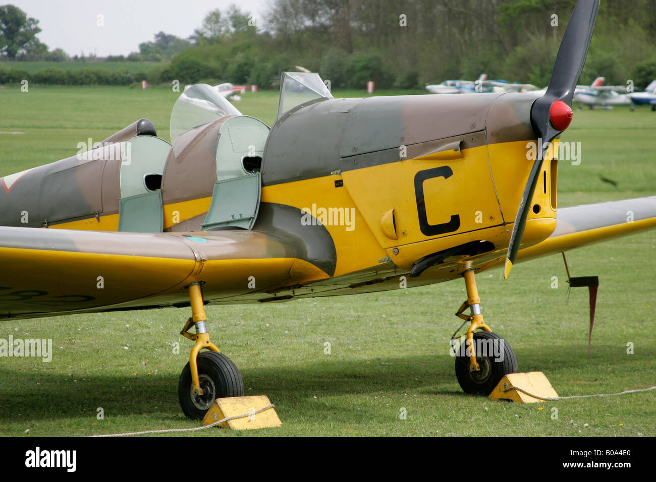 MILES MAGISTER 1930ER JAHRE RAF-SCHULFLUGZEUG, SHUTTLEWORTH COLLECTION AM ALTEN FLUGPLATZ WARDEN Stockfoto