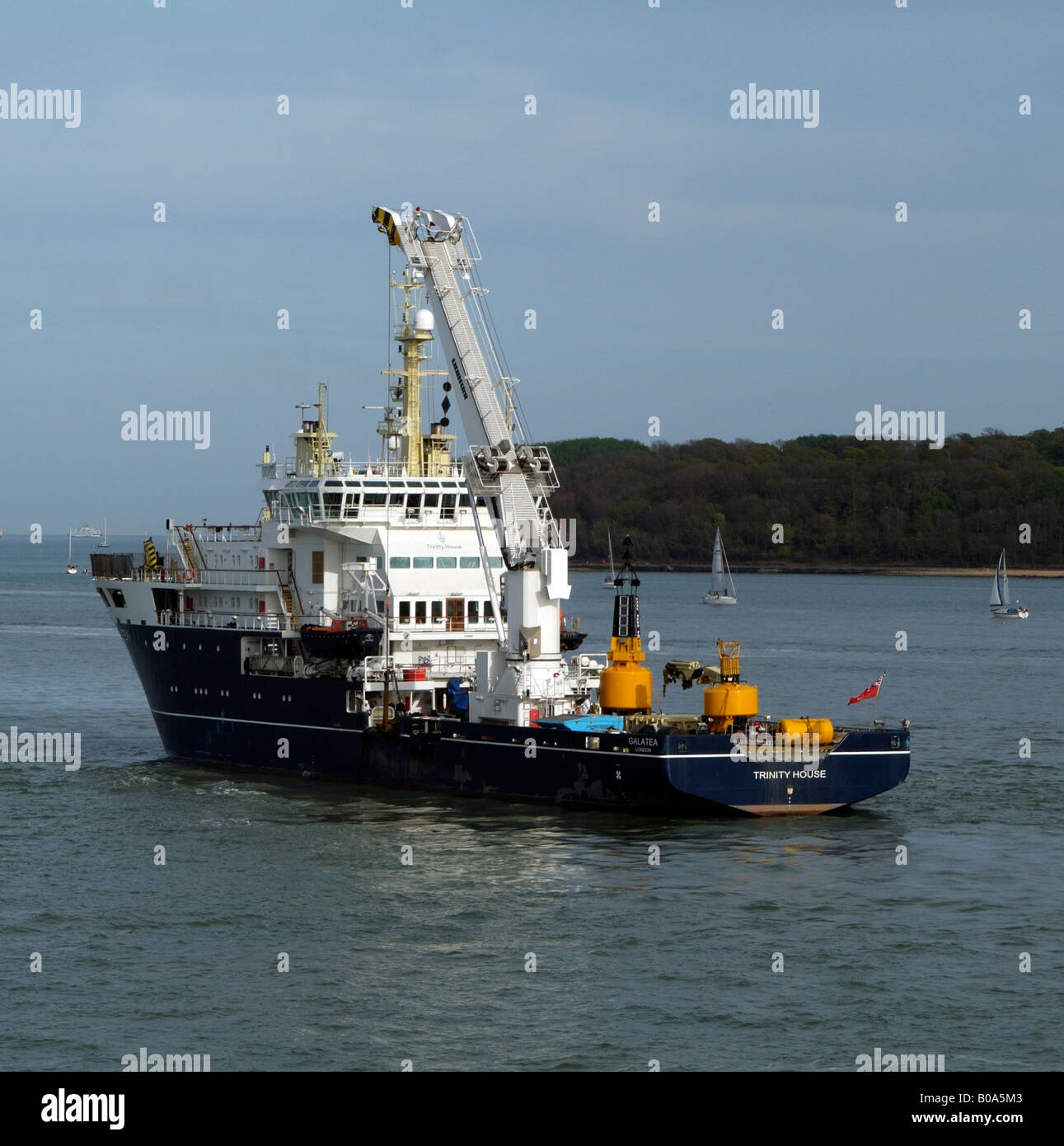 Trinity House Schiff THV Galatea vor Anker von Cowes, Isle Of Wight UK Stockfoto