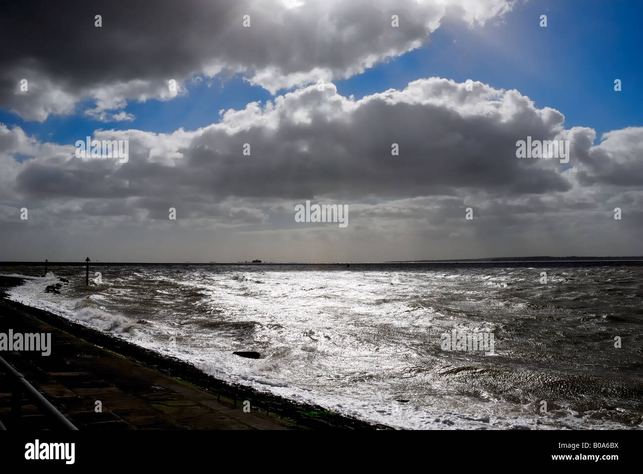 Marine mit dunklen Wolken gegen den blauen Himmel und die Schiffe am Horizont Portsmouth Hampshire England Großbritannien Stockfoto