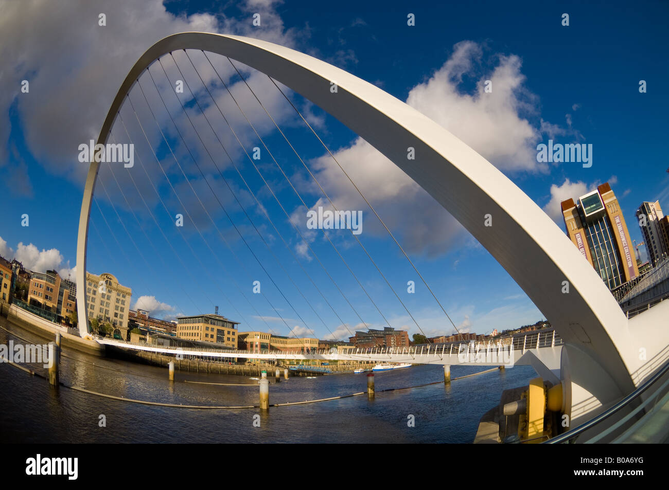 Gateshead Millennium Bridge (auch als Blinking Eye Bridge oder Winking Eye Bridge bezeichnet) am Fluss Tyne. Stockfoto