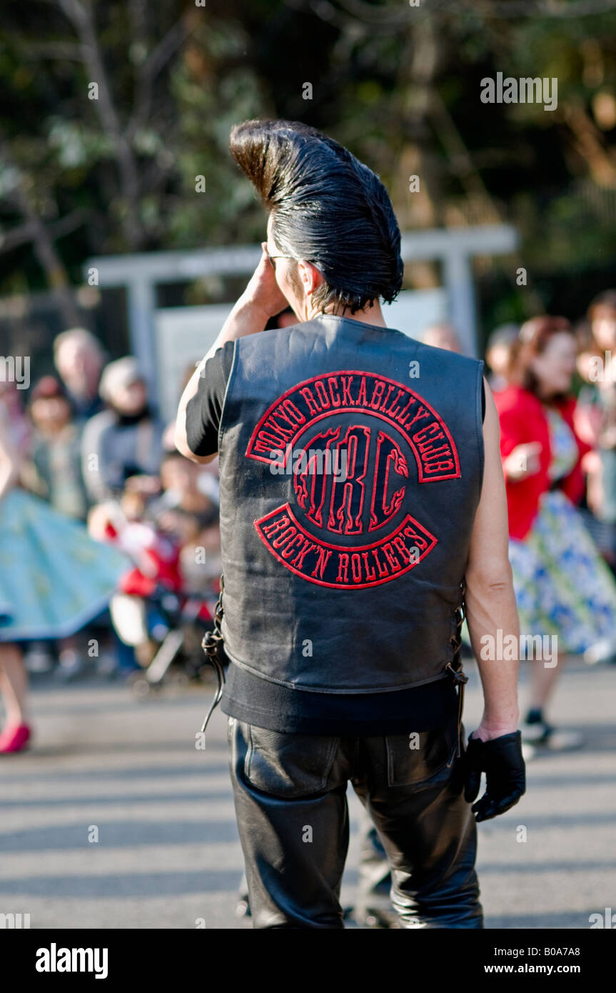Japanische Männer und Frauen, die einfach nicht genug von den 50er Jahren bekommen versammeln sich jeden Sonntag in Yoyogi-Park und "Elvis" Stil Musik tanzen. Stockfoto