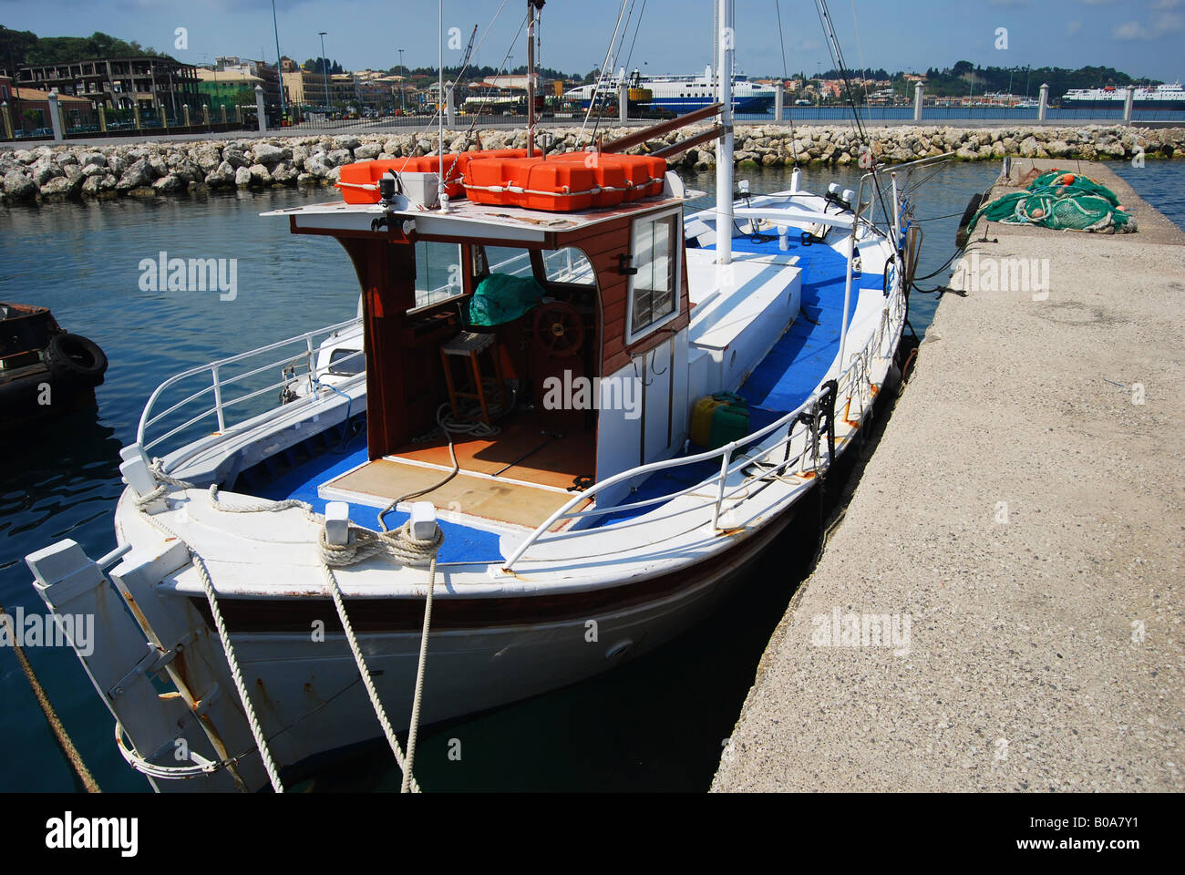 Ein angedocktes Fischerboot Stockfoto