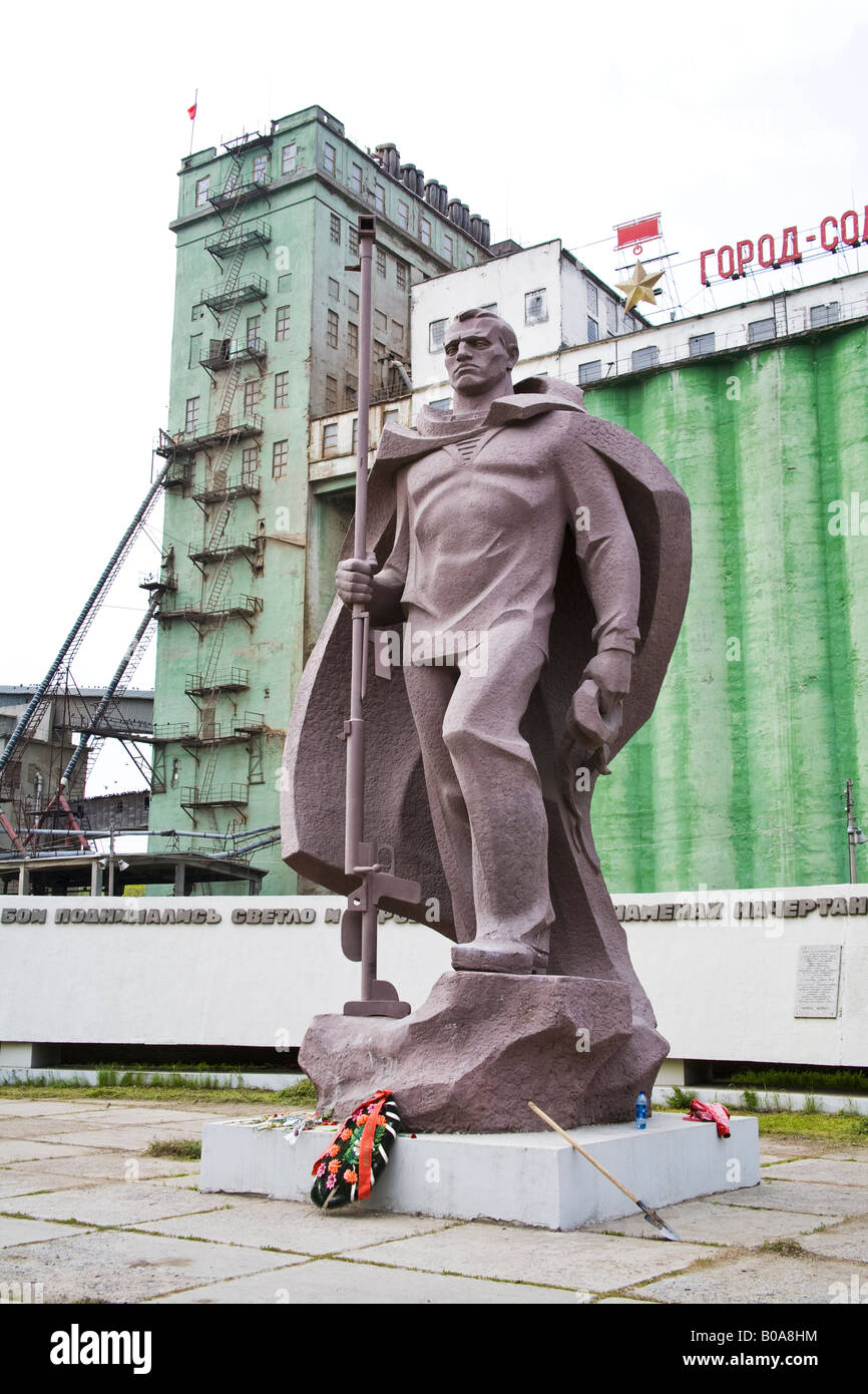 Bronze-Statue von einem roten Armee Soldat vor dem Getreidesilo, Volgograd (ehemals Stalingrad), Russland Stockfoto