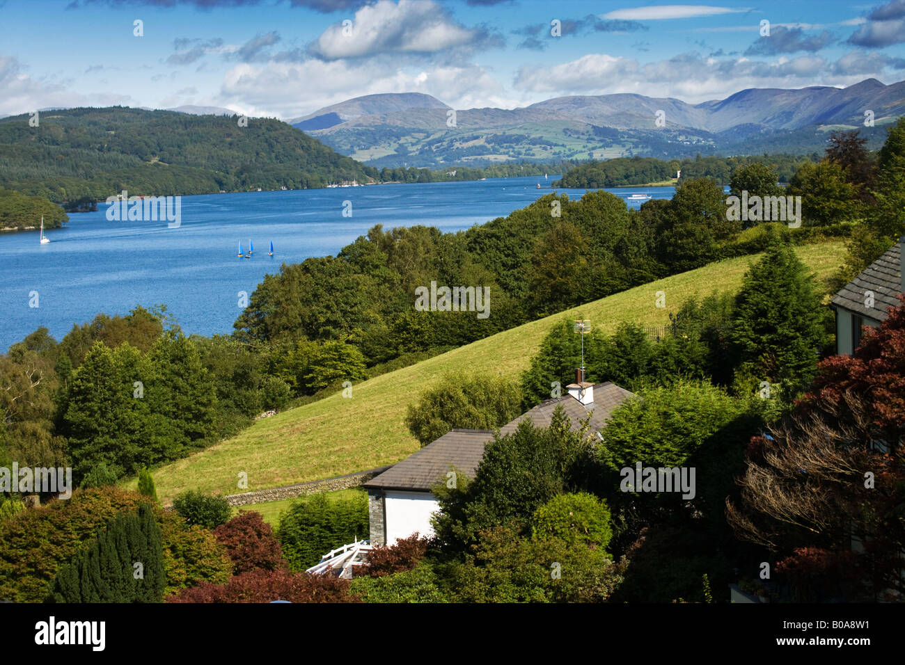 Lake Windermere aus der Ost-Küste während In der Ferne gesehen Langdale Pikes, "Lake District" Cumbria England Stockfoto