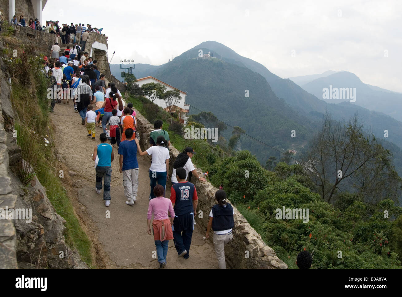 Menschen zu Fuß auf den Cerro de Monserrate, Bogota, Kolumbien Stockfoto