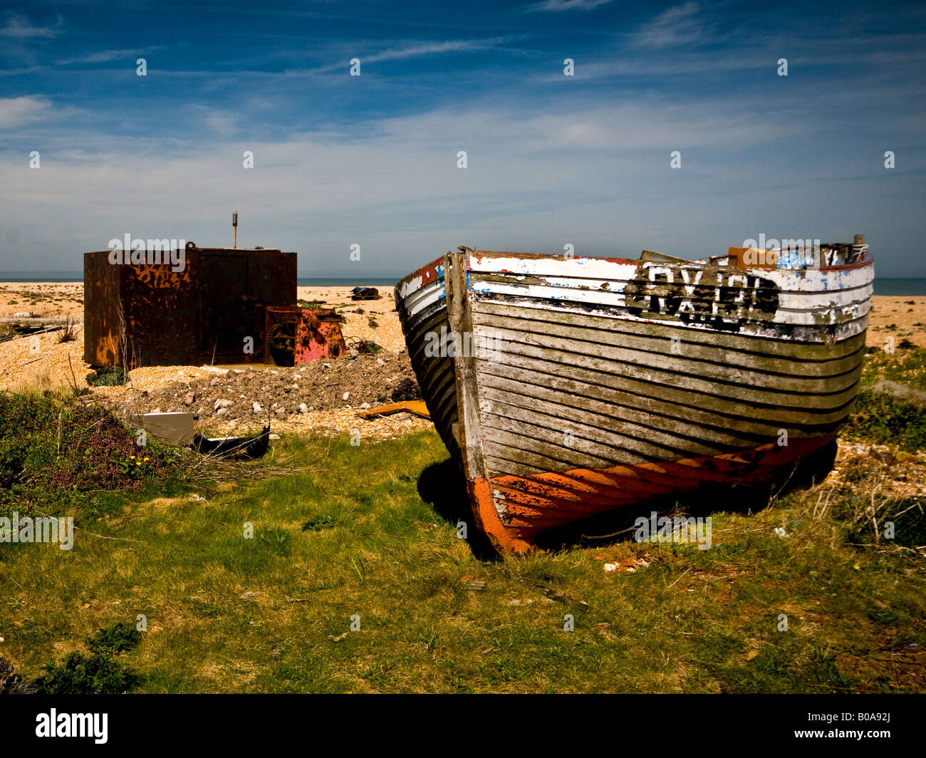 Ein verlassenes altes, hölzernes Fischerboot in Dungeness in Kent. Stockfoto