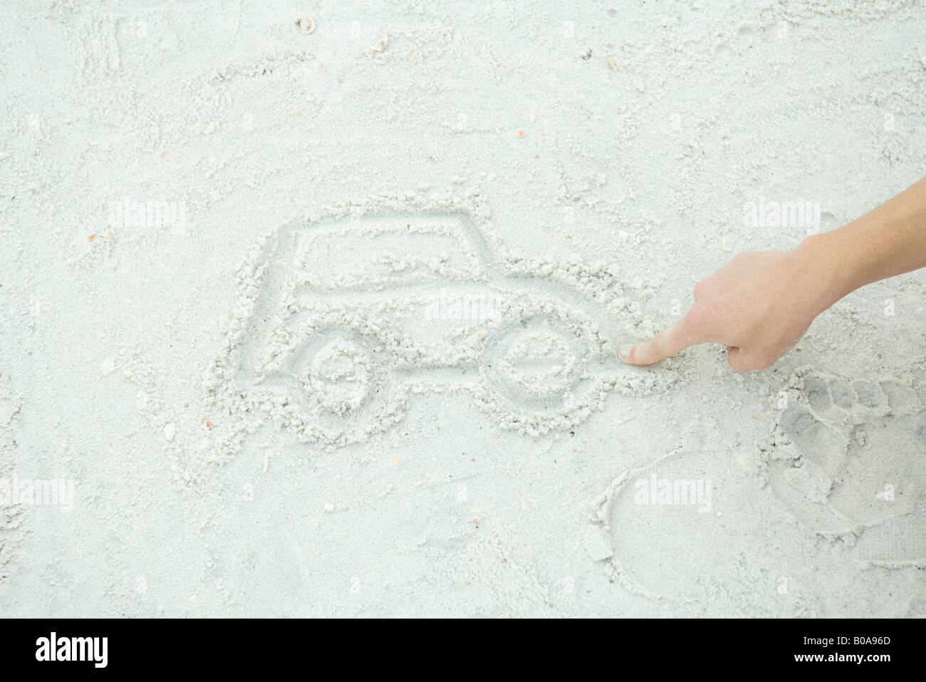 Teenager-Jungen Auto in Sand, verkürzte Ansicht zeichnen Stockfoto