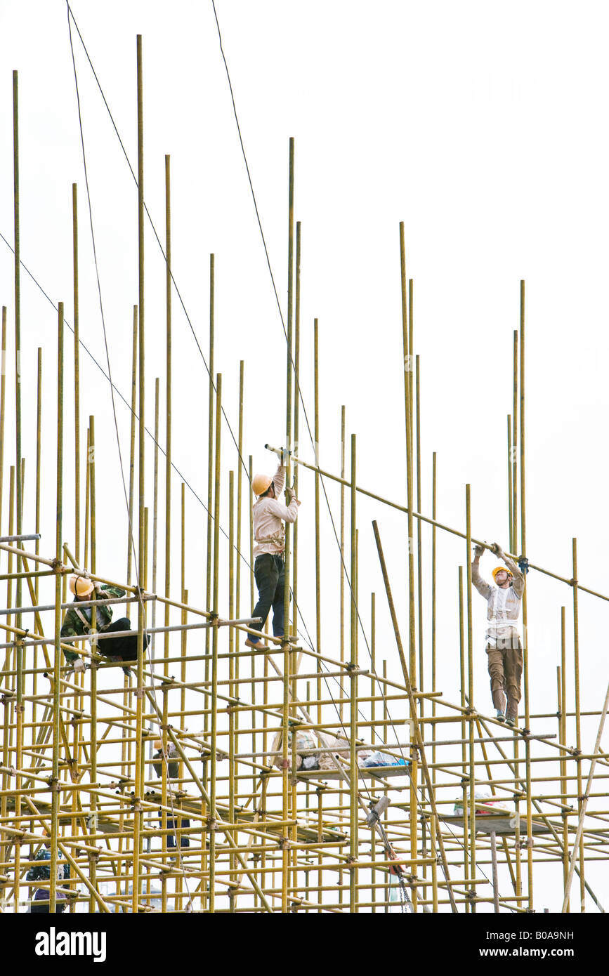 Bauarbeiter auf Gerüsten, low angle View Stockfoto