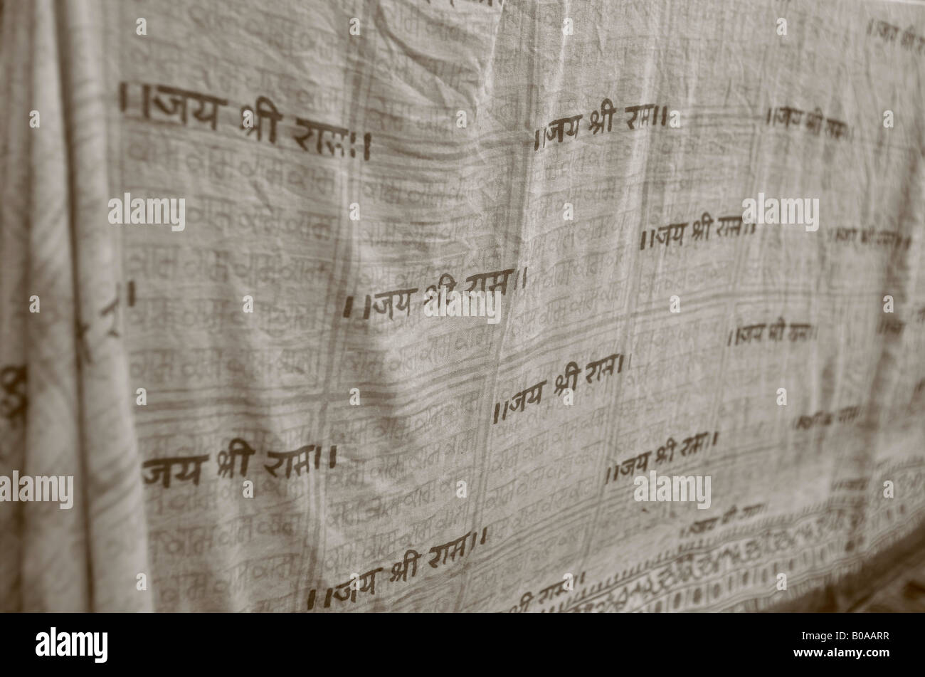 Meditation-Tuch-Hintergrund mit Sanskrit-Inschriften Stockfoto