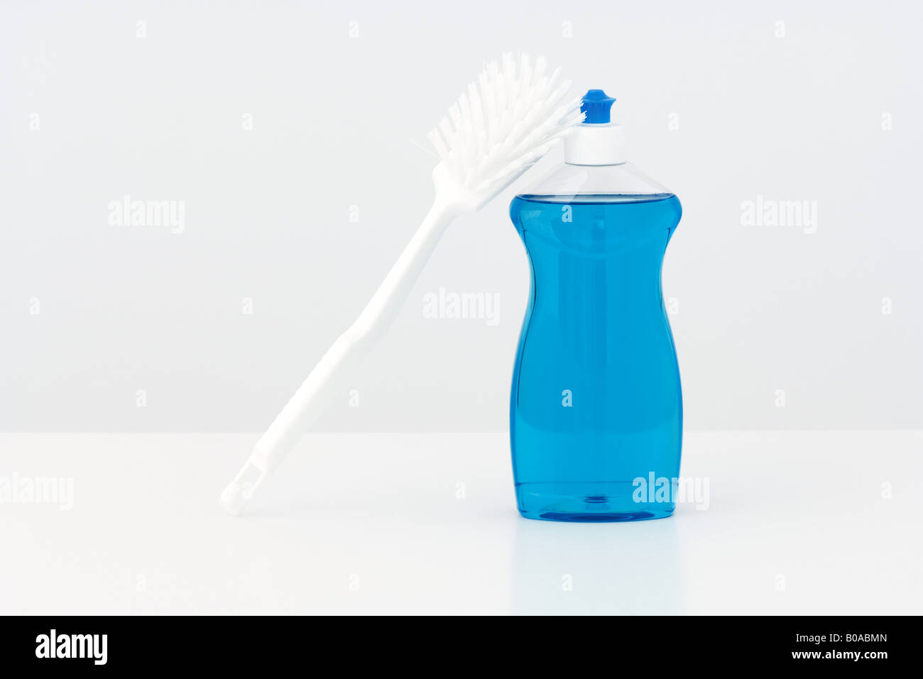 Gericht Pinsel gelehnt Flasche Spülmittel Stockfoto