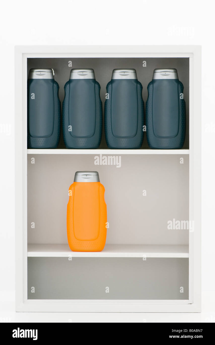 Medizinschrank mit orange und schwarzen Flaschen Stockfoto