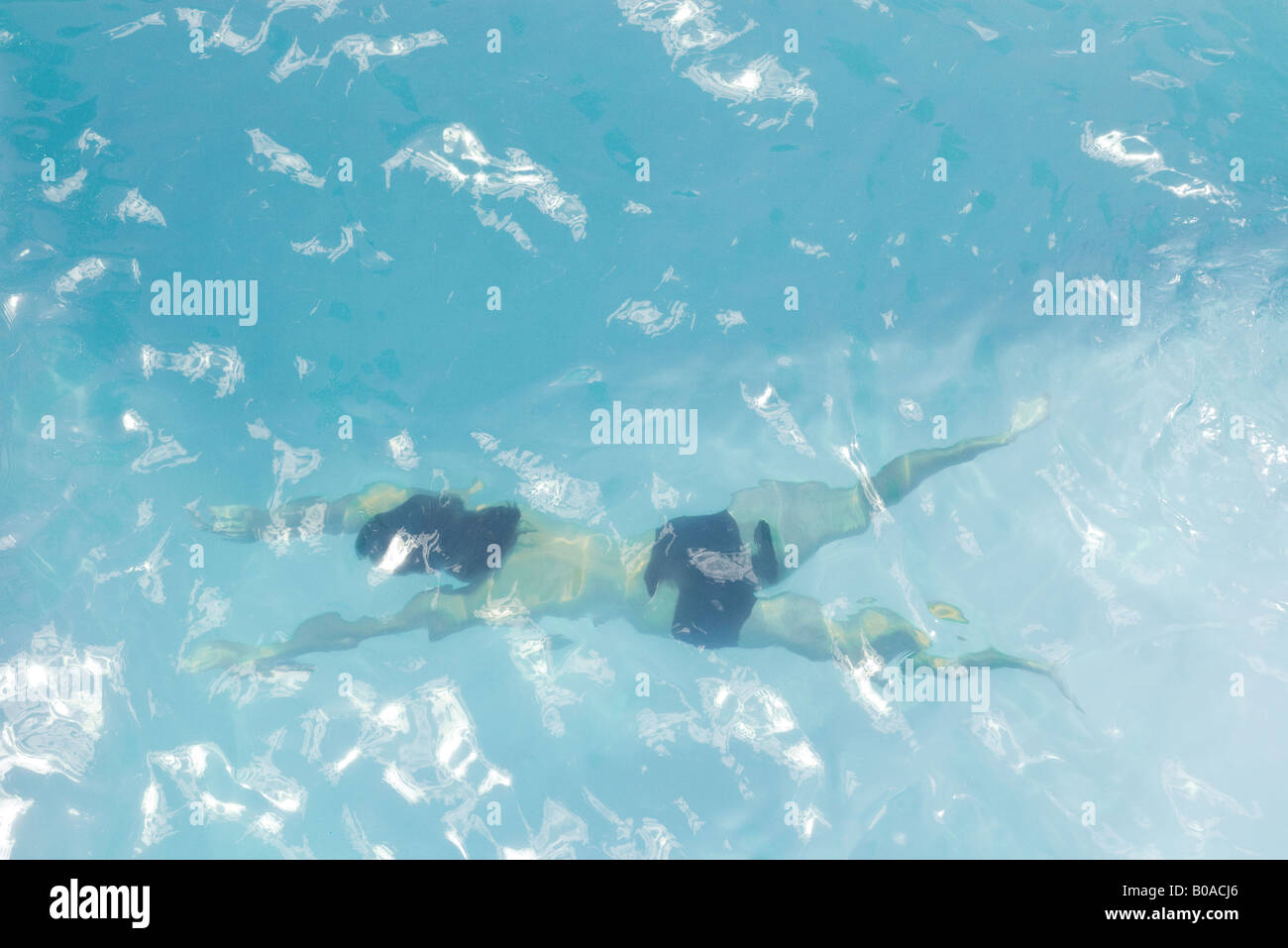 Mann unter Wasser schwimmen im Pool, erhöhte Ansicht Stockfoto