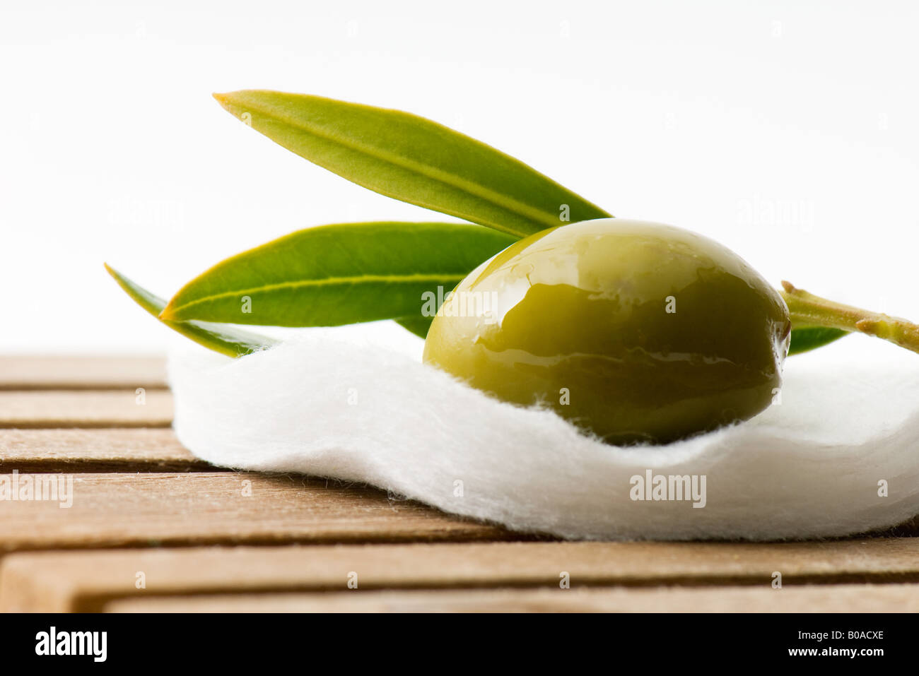 Olive auf kosmetische Wattepad Stockfoto