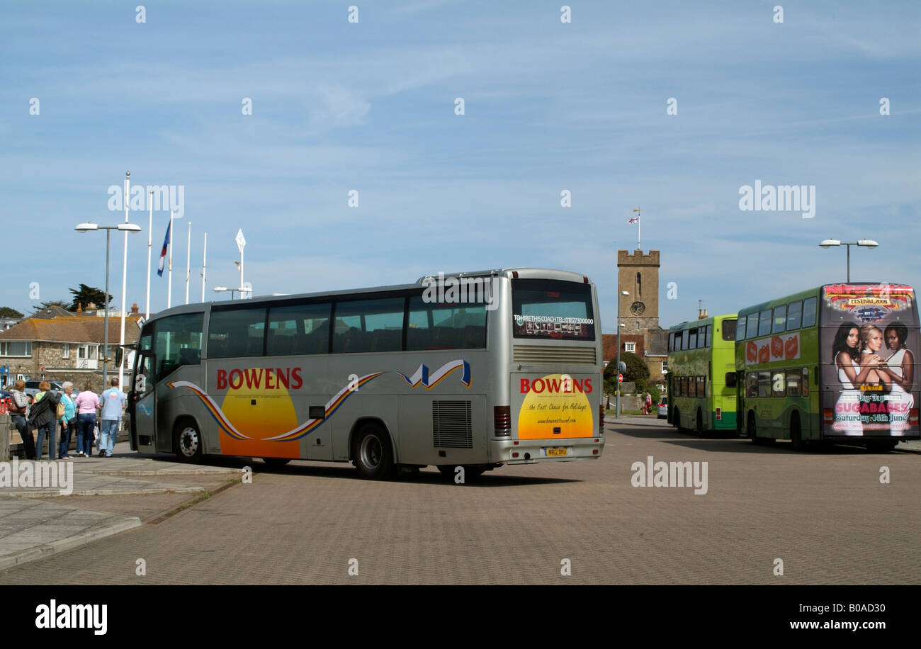 Reisebus und öffentliche Linienbusse in Yarmouth Isle Of Wight England UK Stockfoto