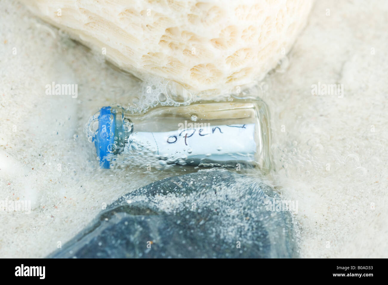 Flasche, die Nachricht im flachen Wasser, Nahaufnahme Stockfoto