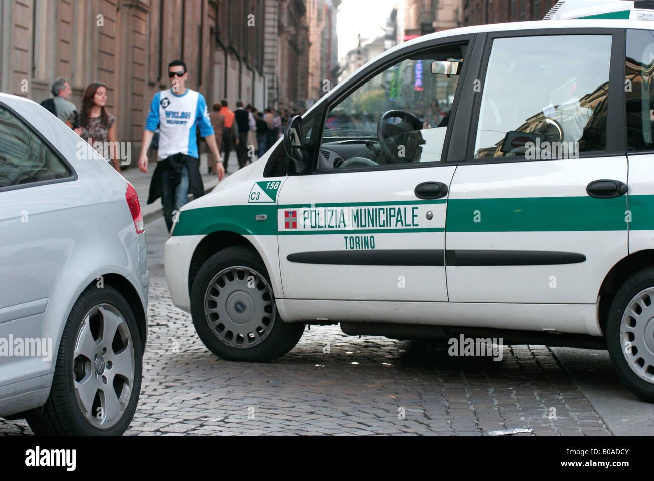 Städtische Polizei blockiert ein Auto in der Innenstadt von Turin, Piemont, Italien. Stockfoto