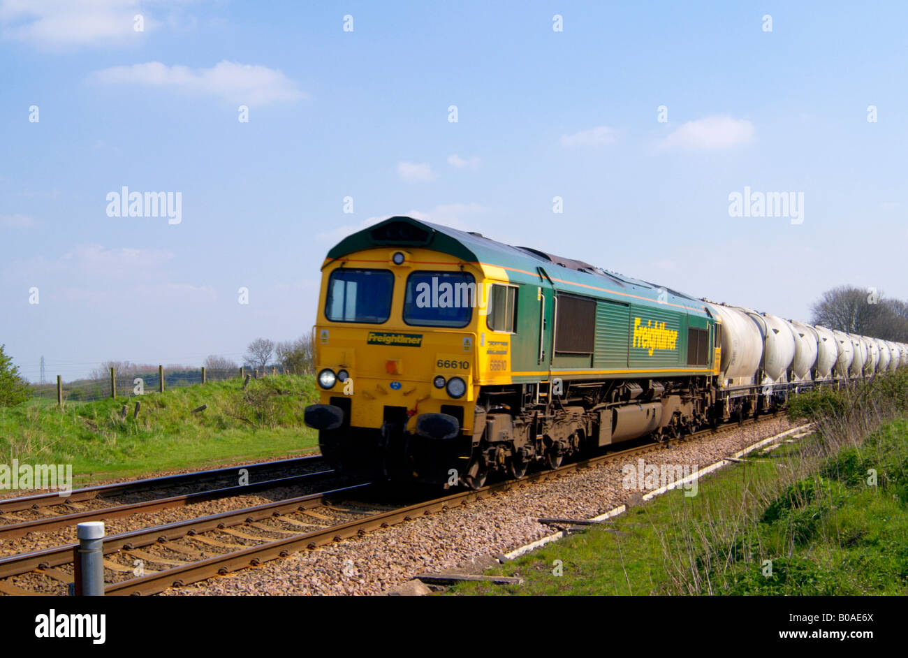 Diesellok bespannte Freightliner Güterzug auf der Midland Railway Linie Northamptonshire, England Stockfoto