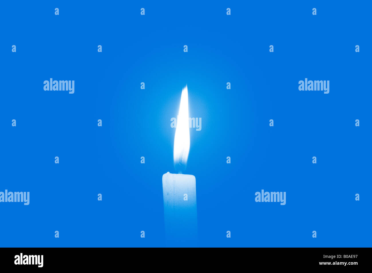 Kerze in einem blauen Farbton Stockfoto
