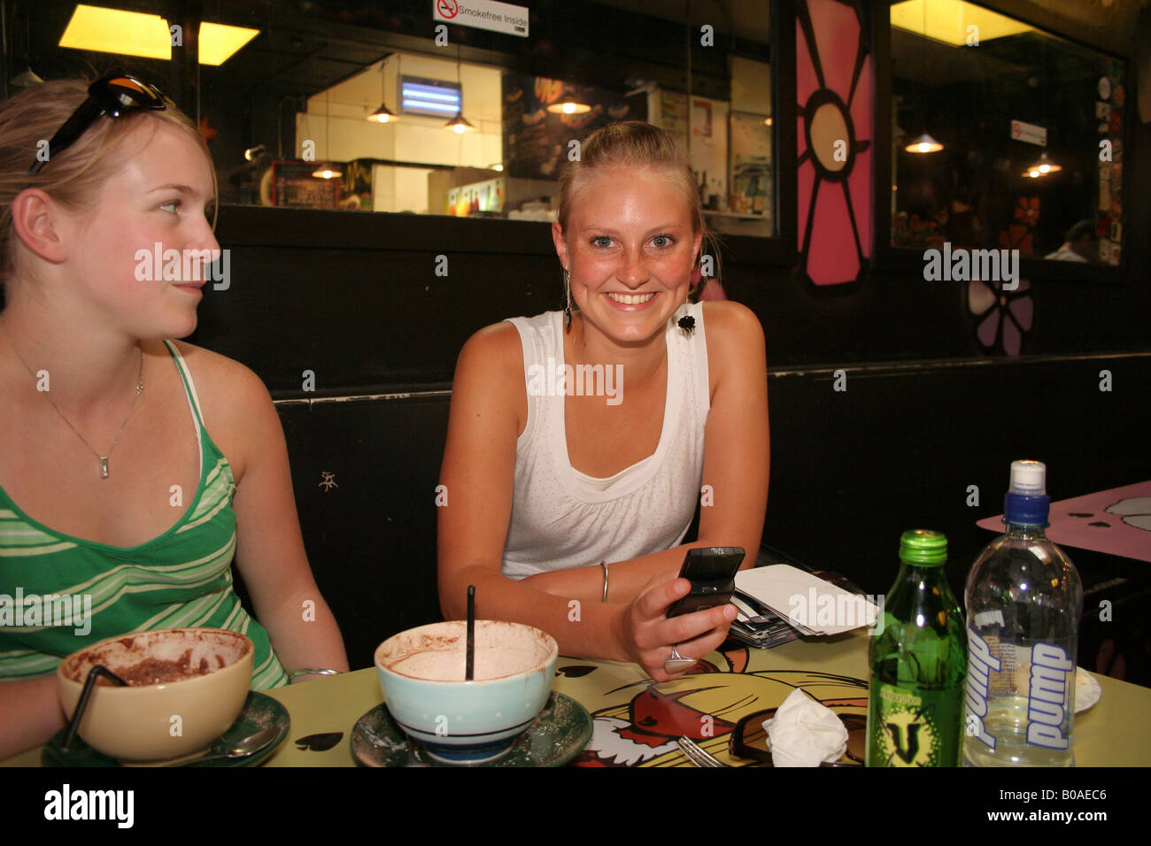 Zwei Freundinnen in ein Cafee mit einem Handy. Stockfoto