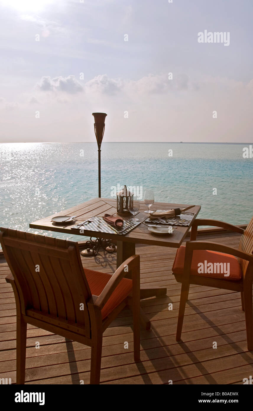Tisch für das Abendessen im Anantara Resort, Malediven Stockfoto