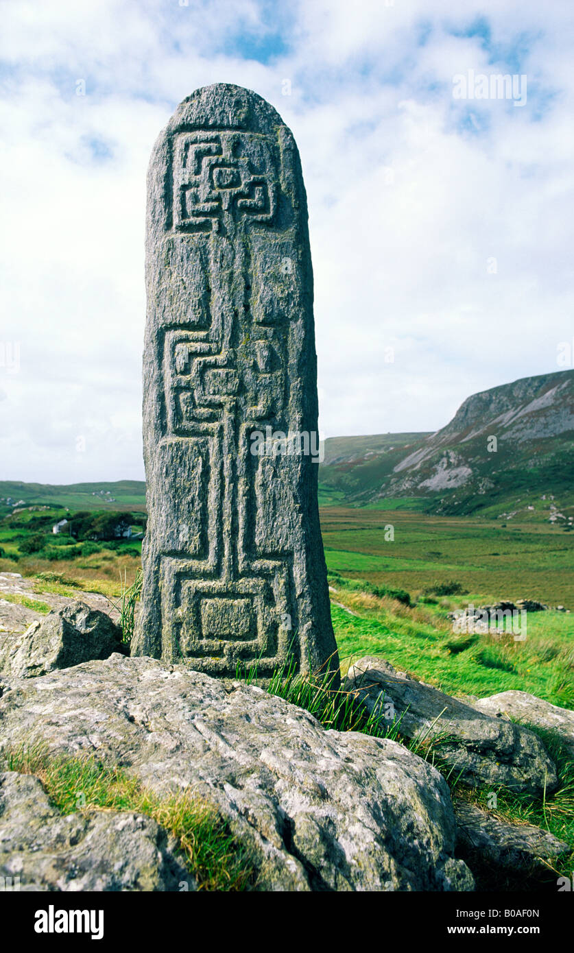 Keltischen christlichen Steinbildhauen im Tal Glencolmcille, Donegal, Irland. Eines der Wallfahrt Schaltung Stationen. Stockfoto