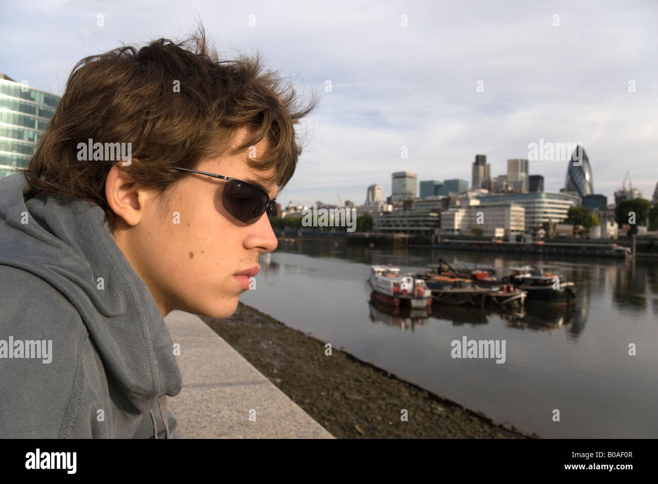Profilbildnis von einem Teenager, der Blick über den Fluss Themse Stockfoto