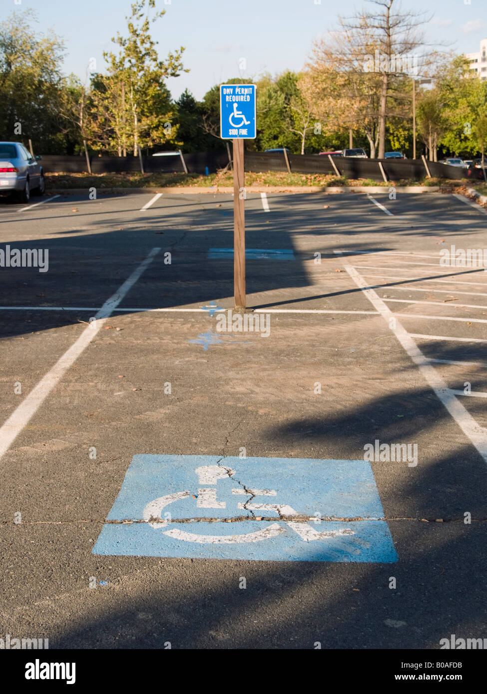 Behindertenparkplatz in Reston, Washington DC, USA Stockfoto