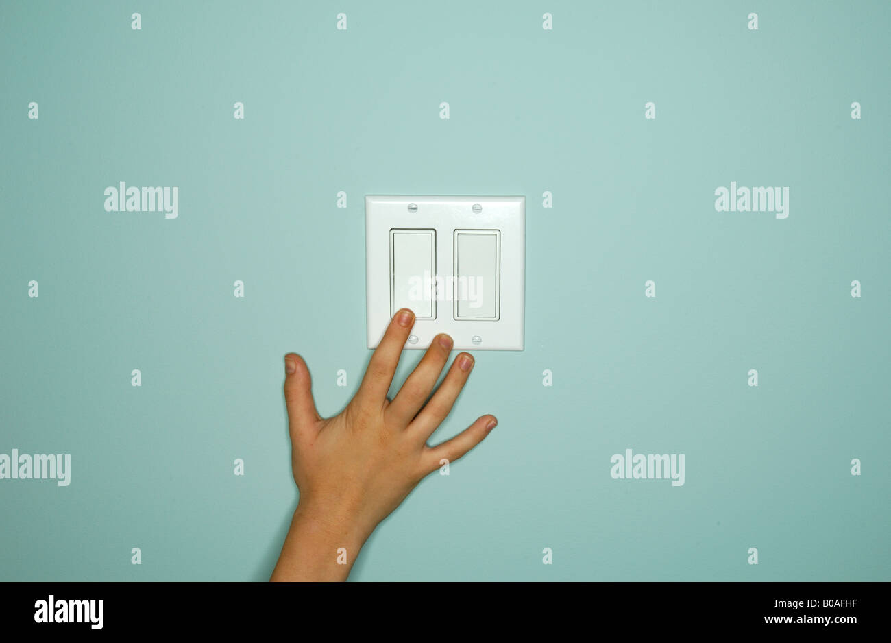 Einer Hand berühren oder greifen ein Lichtschalter-Steuerelement Stockfoto