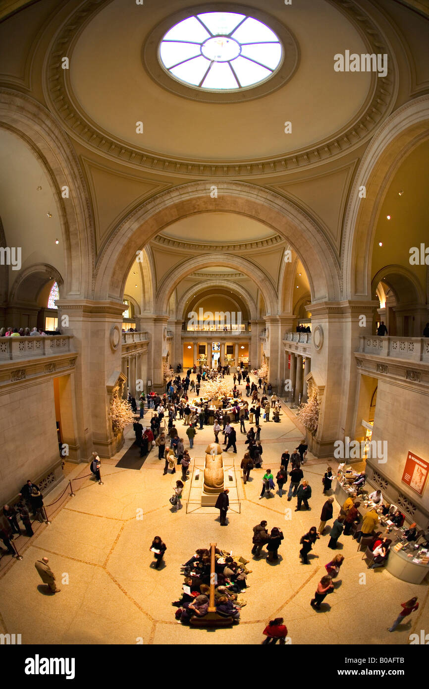 Metropolitan Art Eingang Halle Lobby mit Empfang und Information Desk Museum innen New York City New York NYC USA Vereinigte Staaten Stockfoto