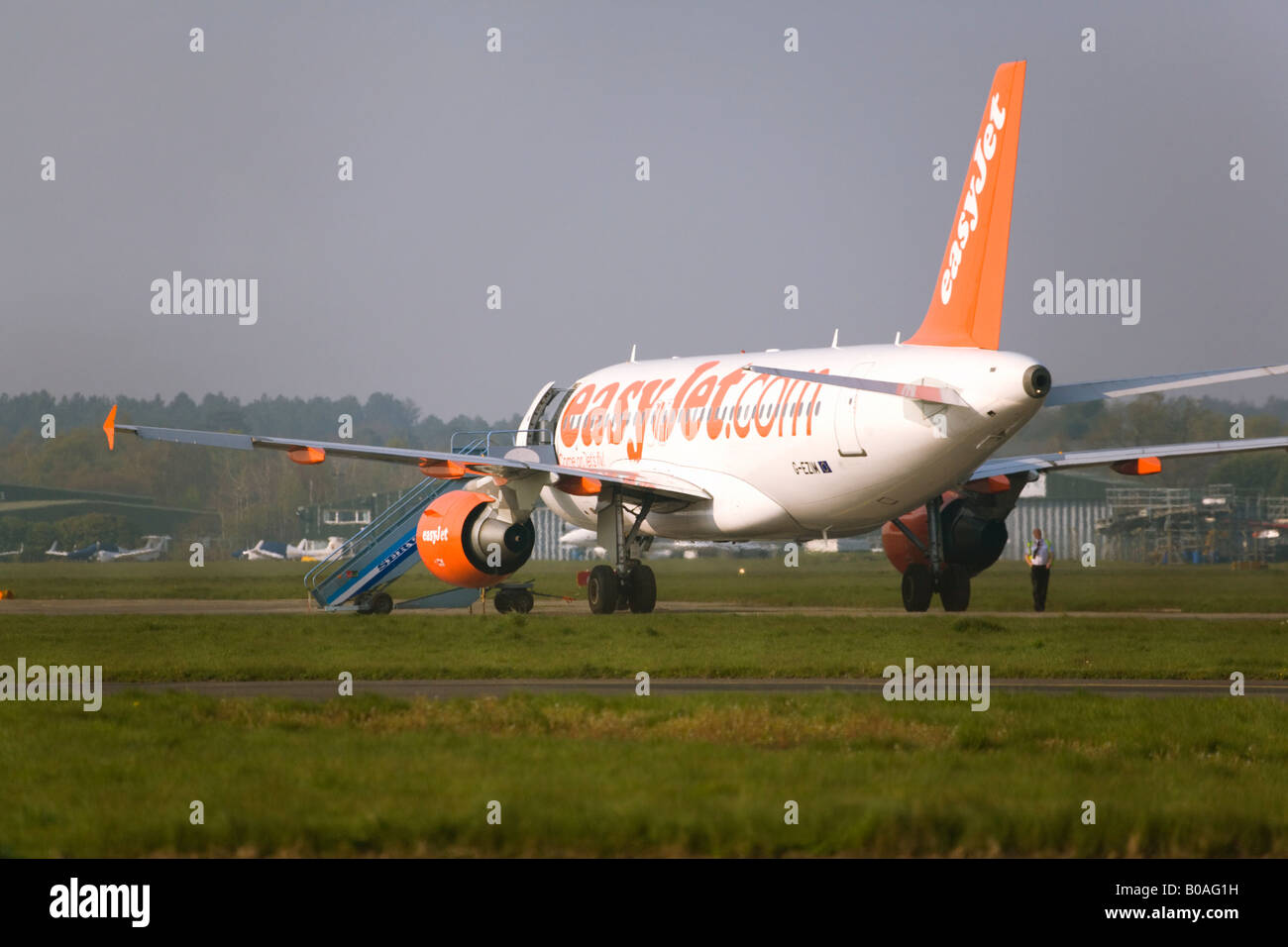 Easy Jet Airbus A319-111 Reg: G-EZIM Abfahrt vorbereiten. Bournemouth International Airport. Dorset. GROßBRITANNIEN 2008. Stockfoto