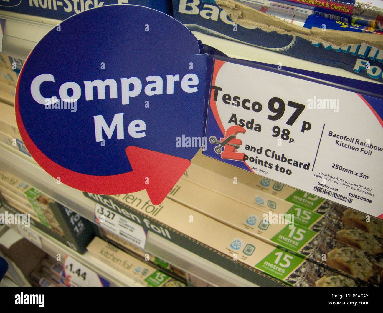 Vergleichen Sie mich Zeichen in einem Supermarkt (Tesco) Stockfoto