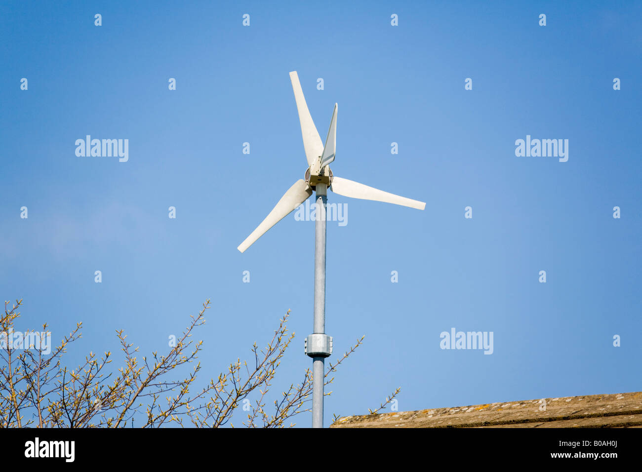 Windsave Mikro Windturbine montiert an Hauswand über Dach gegen blauen Himmel Großbritannien UK Stockfoto