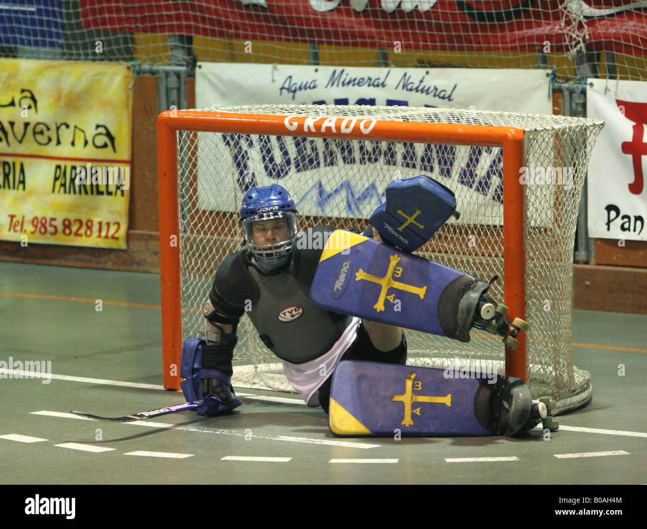Torwart hält den Ball in einem Spiel der Rollhockey Stockfoto