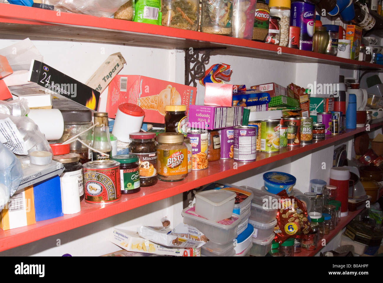 Unordentlich Speisekammer voller Dosen von Lebensmitteln und gehorteten Gegenstände Stockfoto