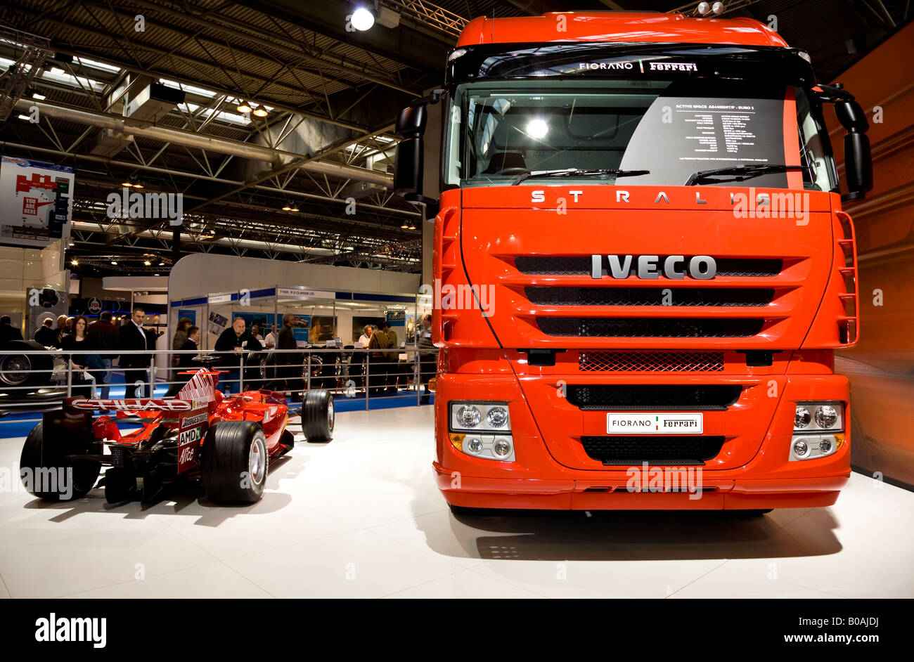 Iveco Stralis Euro 5 Sattelzugmaschine mit Ferrari F1 im Vordergrund. Commercial Vehicle Show, NEC, Birmingham, UK. Stockfoto