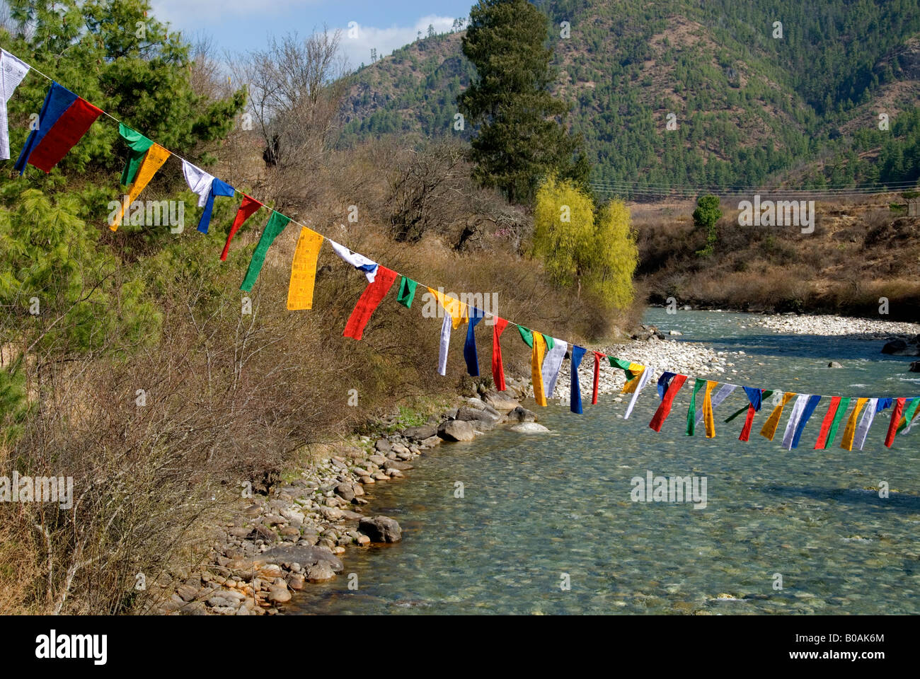 Gebetsfahnen aus Brücke über Paro Chhu (Fluss), obere Paro-Tal, Bhutan Stockfoto