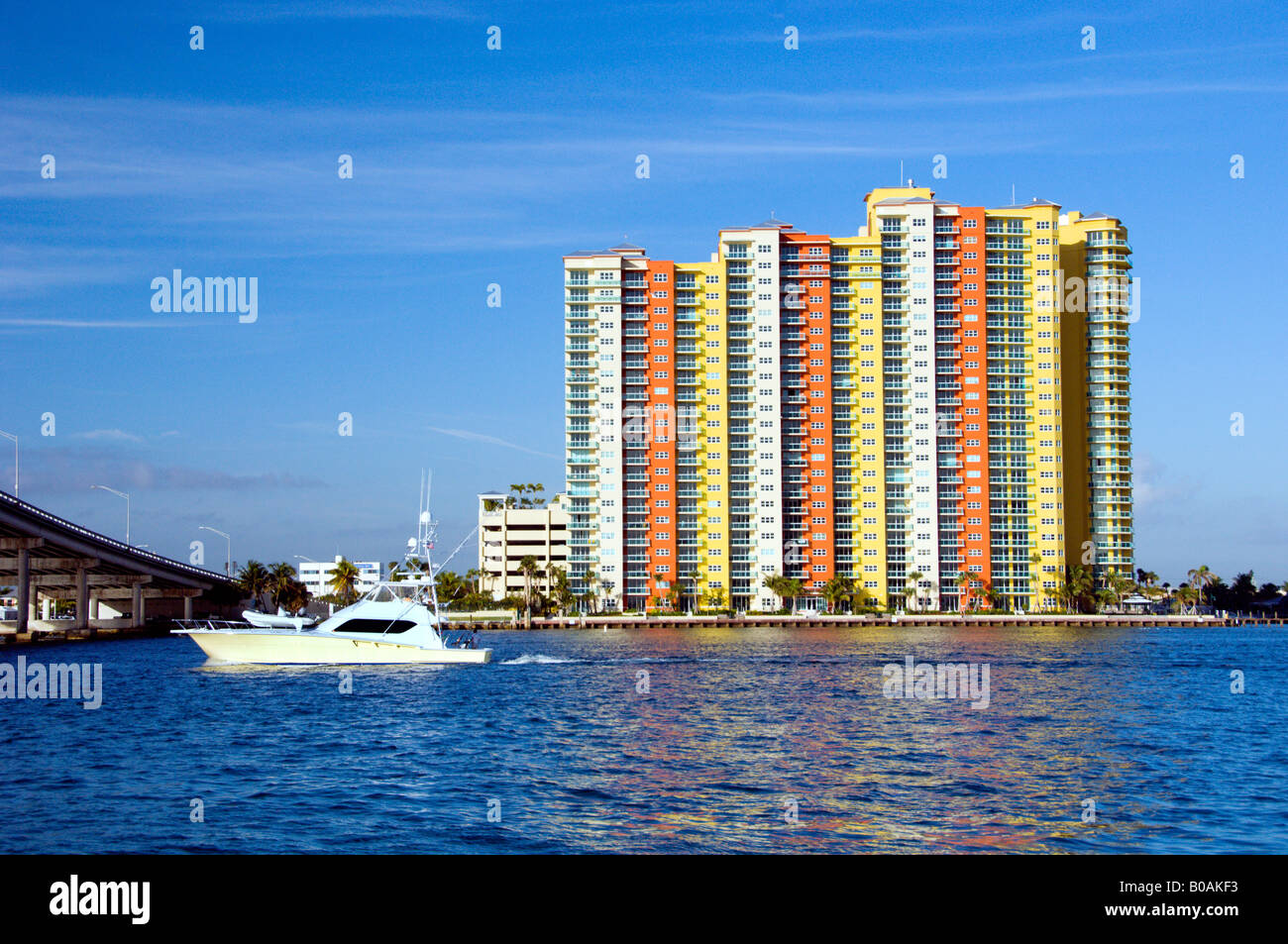 Eine bunte Wohnkomplex und Pleasureboat entlang Intracoastal Wasser-Strasse in der Nähe von Palm Beach Florida USA Stockfoto