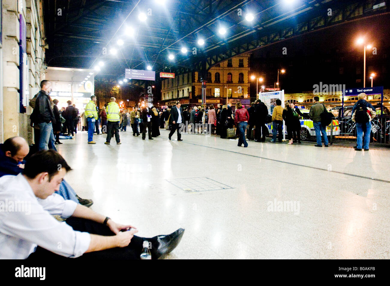 Pendler warten auf Züge außerhalb Victoria station Stockfoto