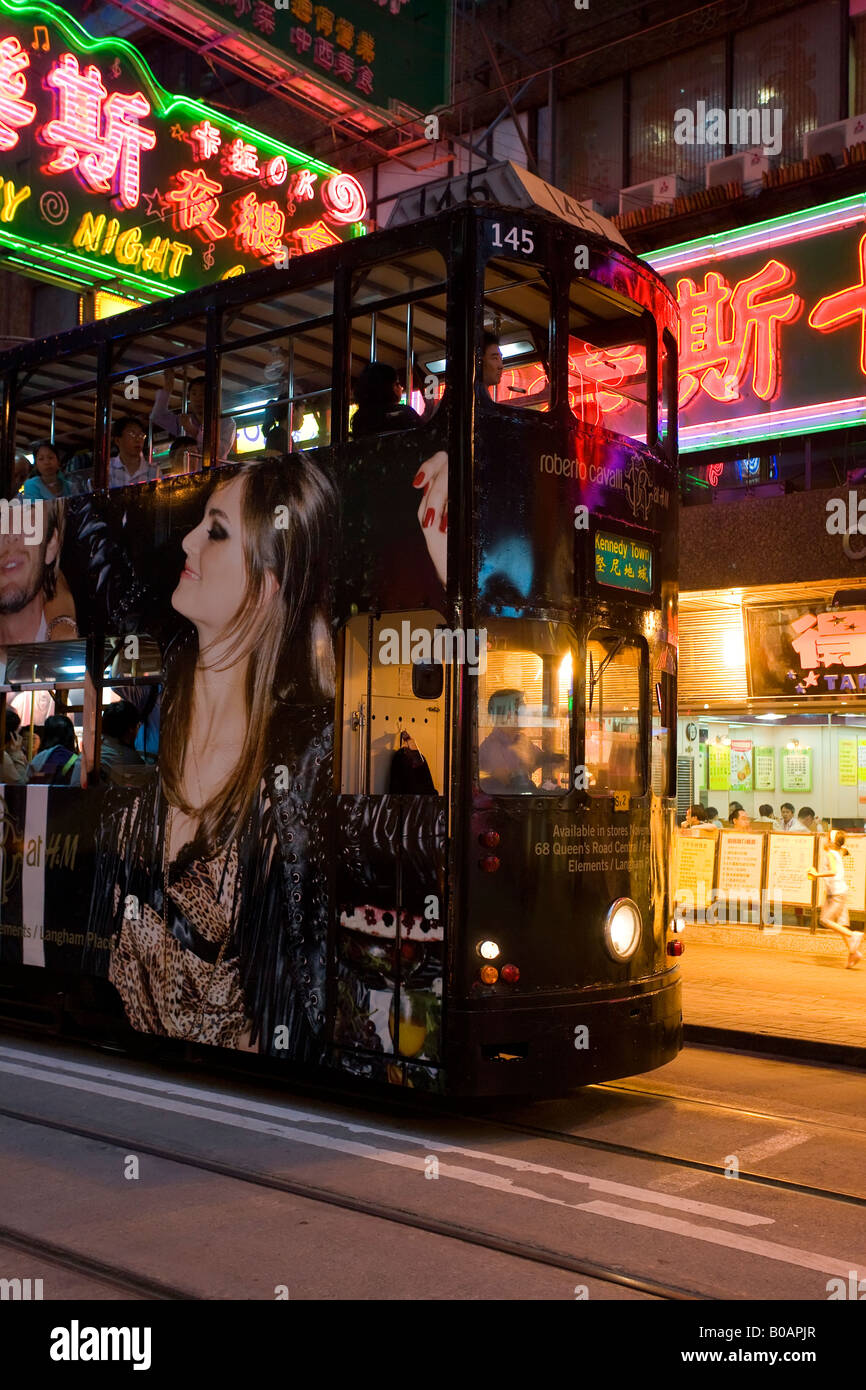China, Hongkong, Wan Chai, Hong Kong Island gefärbt hell Straßenbahn zwischen Central und Wan Chai Stockfoto
