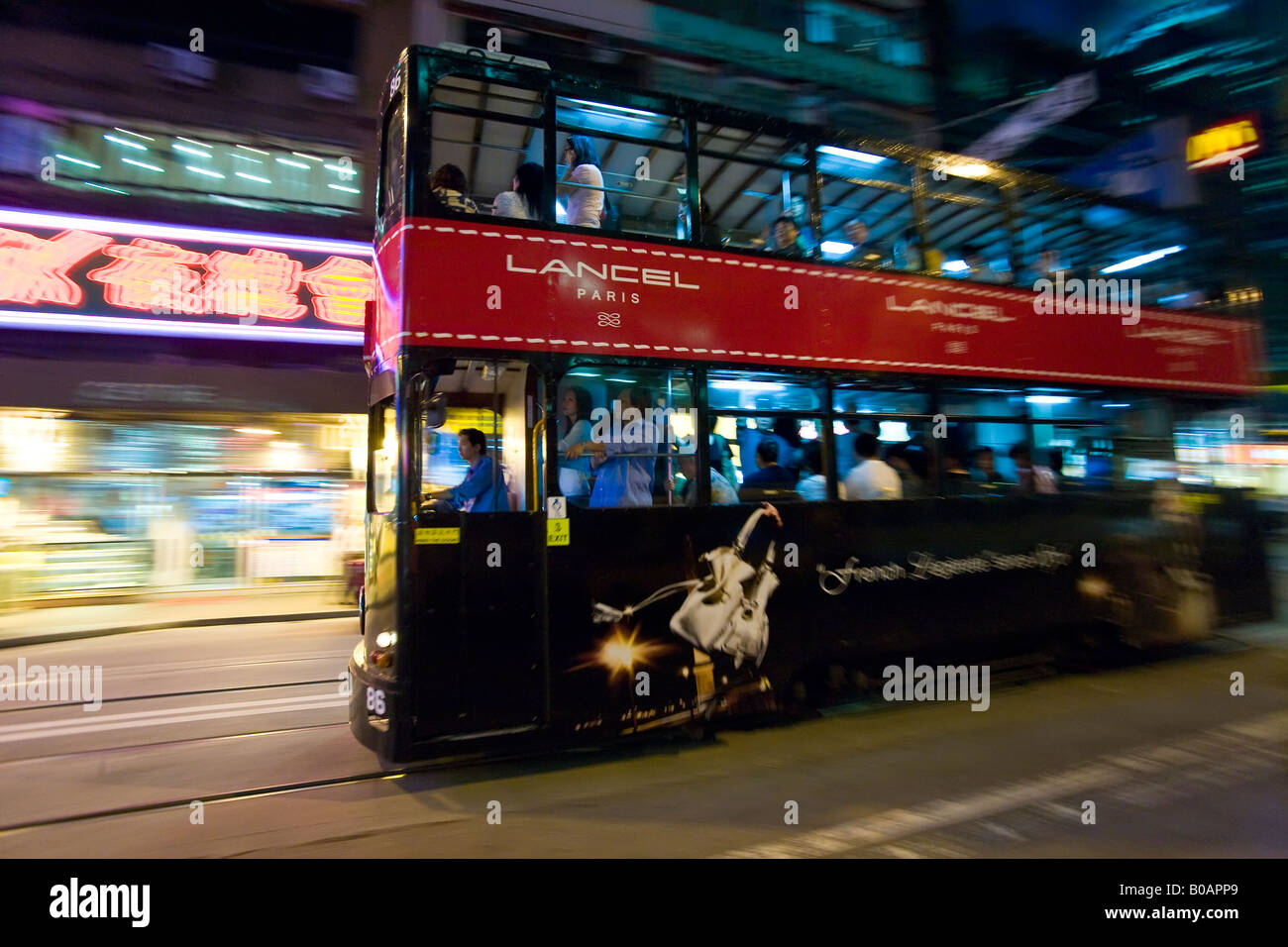 China, Hongkong, Wan Chai, Hong Kong Island gefärbt hell Straßenbahn zwischen Central und Wan Chai Stockfoto