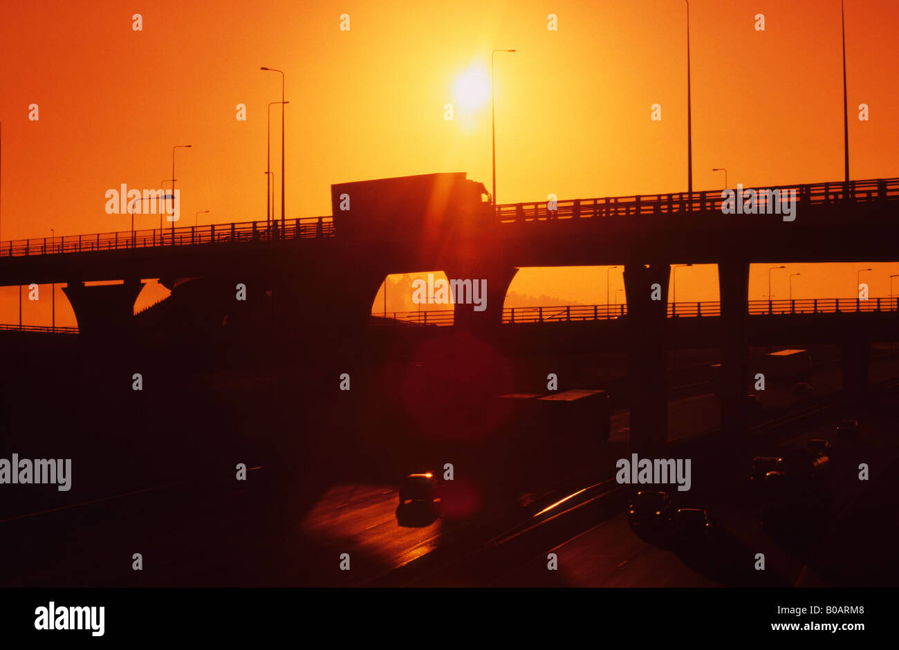 Verkehr, Reisen an Holmfield Kreuzung zwischen Autobahn A1 M1 und M62 bei Sonnenuntergang Leeds Yorkshire UK Stockfoto