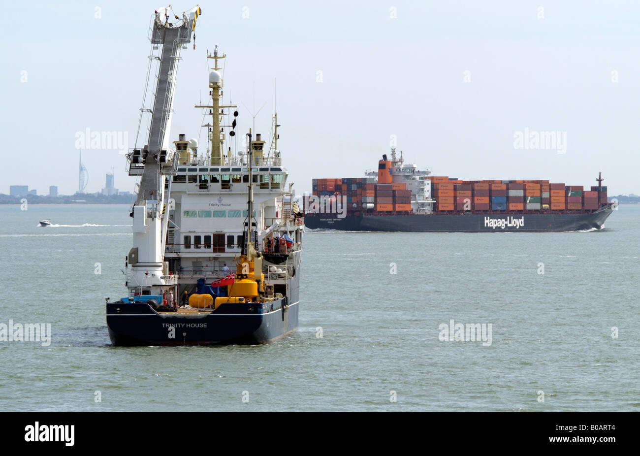 Trinity House Schiff THV Galatea vor Anker von Cowes, Isle Of Wight UK Stockfoto